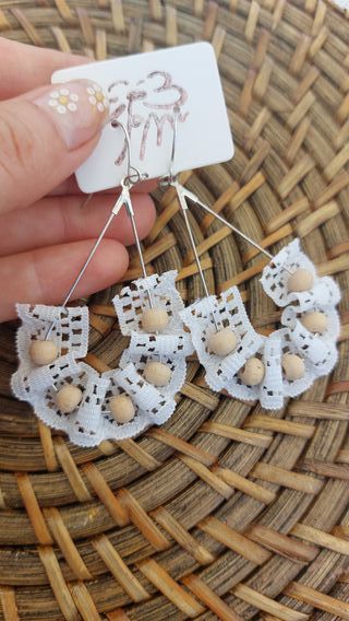 Pendientes con cuentas de madera y encaje