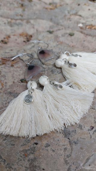 Pendientes bohemios con borla y pétalo de amapolas