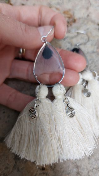 Pendientes bohemios con borla y pétalo de amapolas