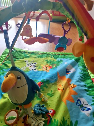 Parque de juegos infantil con música.