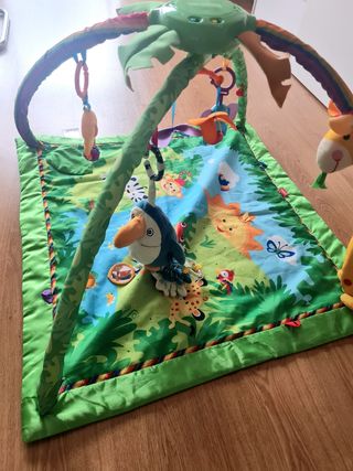 Parque de juegos infantil con música.