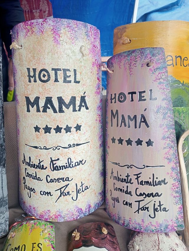 2 letreros Hotel Mamá. Precio por unidad.