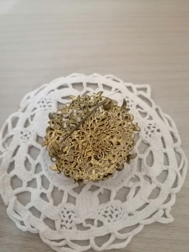 Vecchia spilla dorata con pietra turchese vintage.