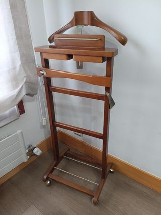 Perchero de madera estilo clásico