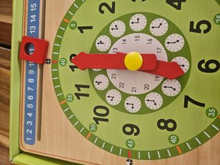 Reloj calendario infantil de madera Goula