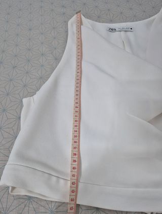 Top Zara blanco cuello drapeado