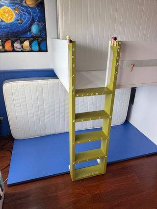 Letto a castello per bambini con scivolo e scaletta