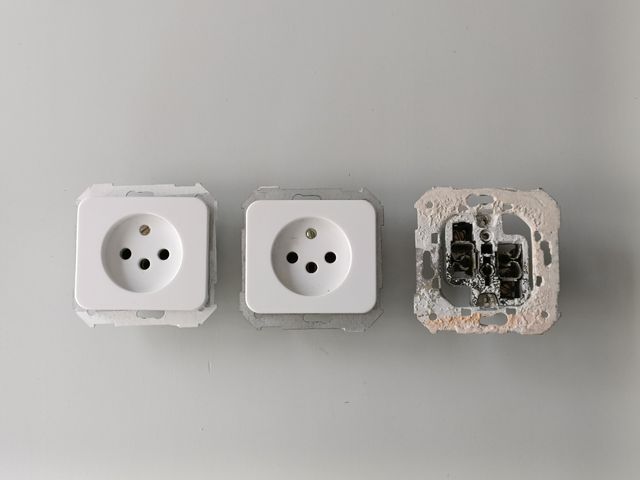 Enchufes Simon tipo 2 polos + tierra desplazada