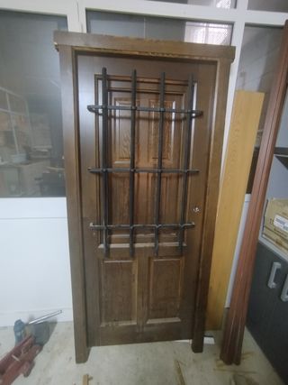 Puerta madera maciza con reja