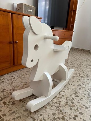 Caballo balancín blanco
