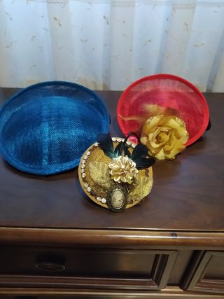 3 Bases tocados: azul, rojo y camel. 