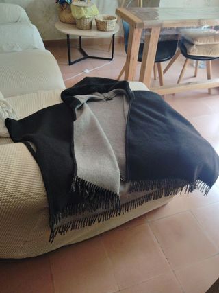 Poncho capucha gris
-negro
