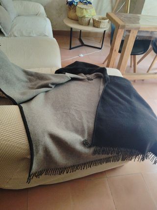 Poncho capucha gris
-negro