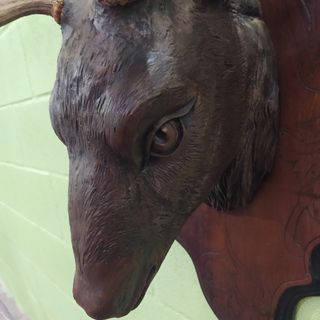 TALLA DE MADERA REPRESENTANDO A UN CIERVO