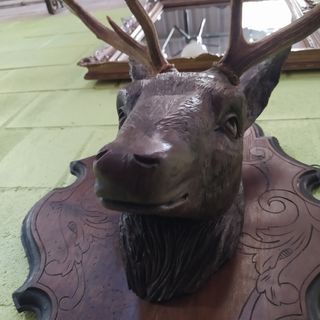 TALLA DE MADERA REPRESENTANDO A UN CIERVO