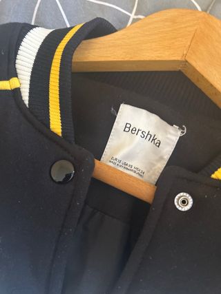 Chaqueta universitaria Bershka negra y amarilla