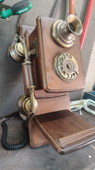 Teléfono antiguo de madera, funciona