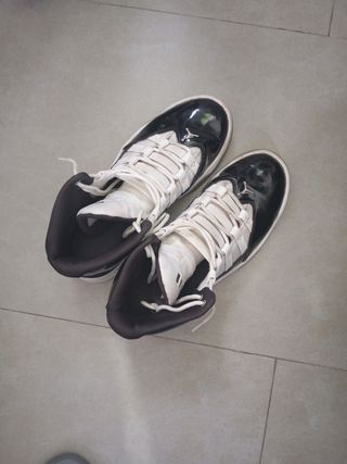 Zapatillas Jordan max aura 41- blancas y negras