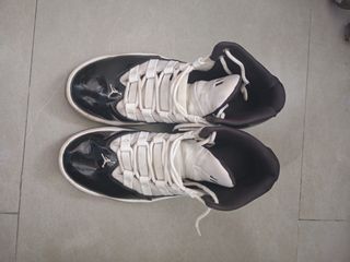 Zapatillas Jordan max aura 41- blancas y negras