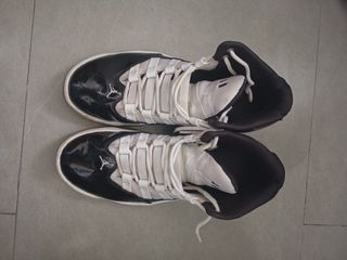 Zapatillas Jordan max aura 41- blancas y negras