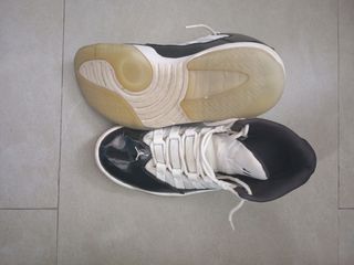 Zapatillas Jordan max aura 41- blancas y negras