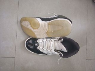 Zapatillas Jordan max aura 41- blancas y negras