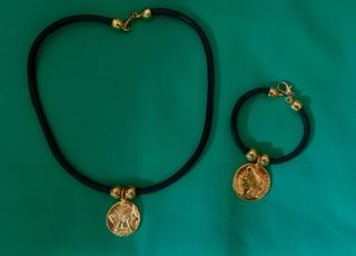 Collar y Pulsera Dorados con Cordón marrón 