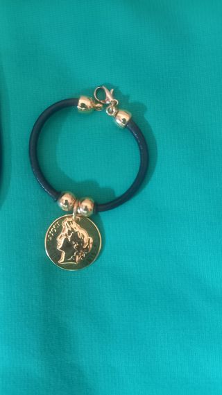 Pulsera marrón con dije dorado