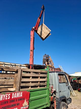 Se hacen transportes  con camion grua y volquete 
