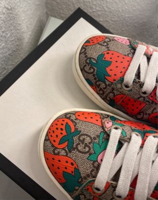 Zapatillas Gucci fresas GG