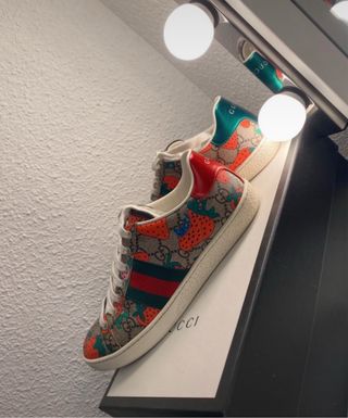 Zapatillas Gucci fresas GG