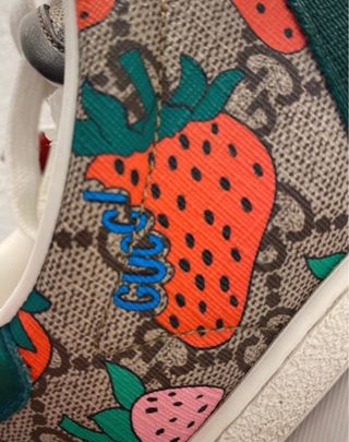 Zapatillas Gucci fresas GG