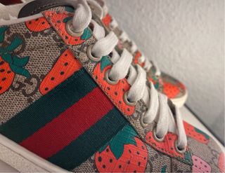Zapatillas Gucci fresas GG