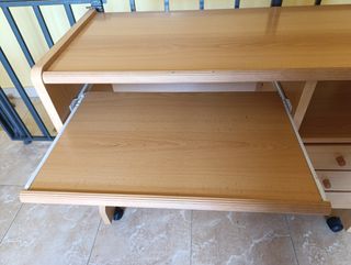 Escritorio madera con ruedas