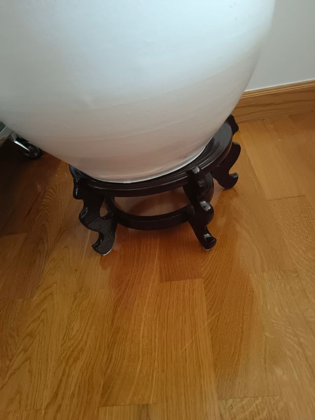 Vaso di ceramica con base in legno