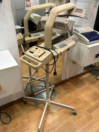 Silla y lámpara UV peluquería