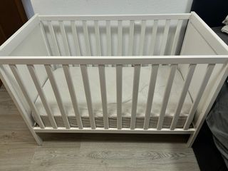 Silla mecedora Chicco + cambiador+ cuna de Ikea