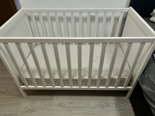 Silla mecedora Chicco + cambiador+ cuna de Ikea