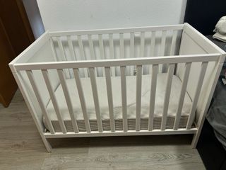 Silla mecedora Chicco + cambiador+ cuna de Ikea