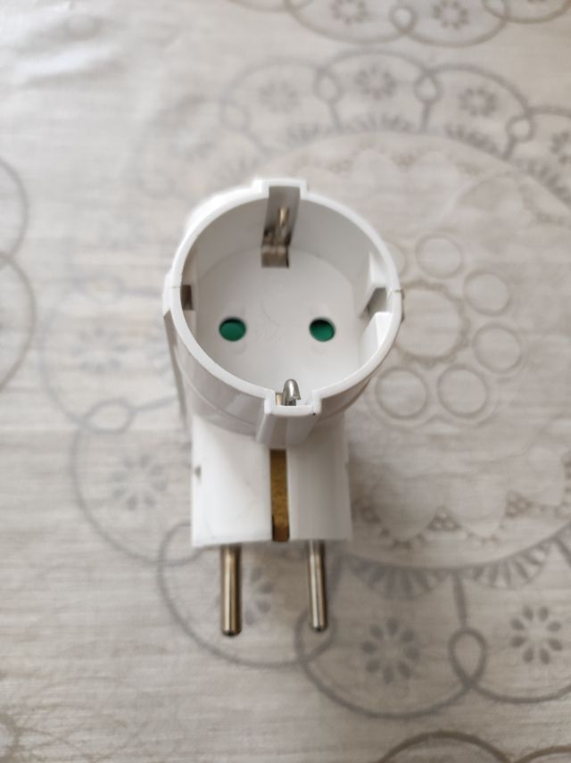 Toma de 3 bases a corriente con pata gruesa .