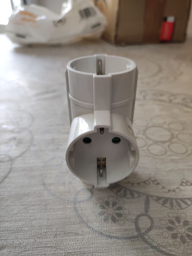 Toma de 3 bases a corriente con pata gruesa .