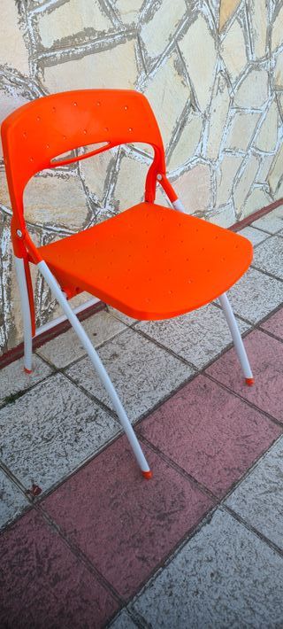 Silla roja plegable