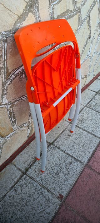 Silla roja plegable