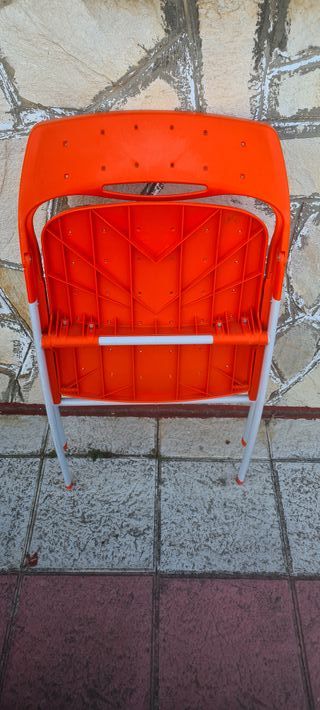 Silla roja plegable