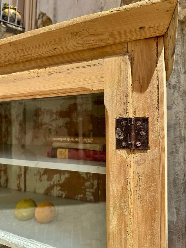 Vitrina antigua rústica de masía . restaurada