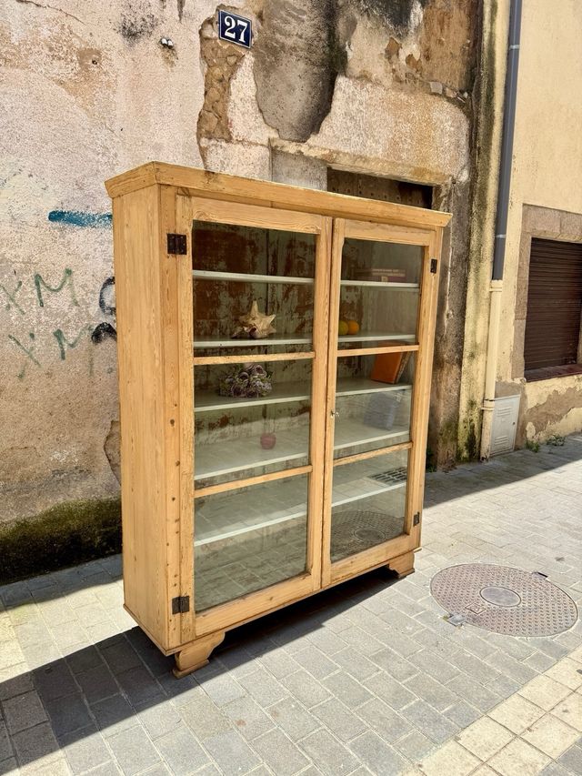 Vitrina antigua rústica de masía . restaurada