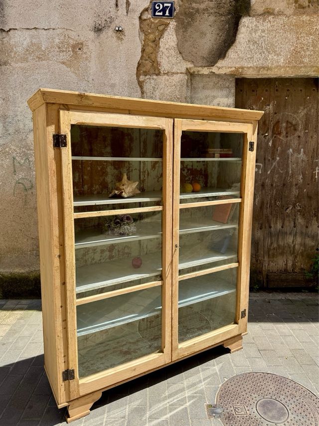 Vitrina antigua rústica de masía . restaurada