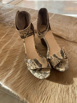 Sandalias tacón serpiente beige