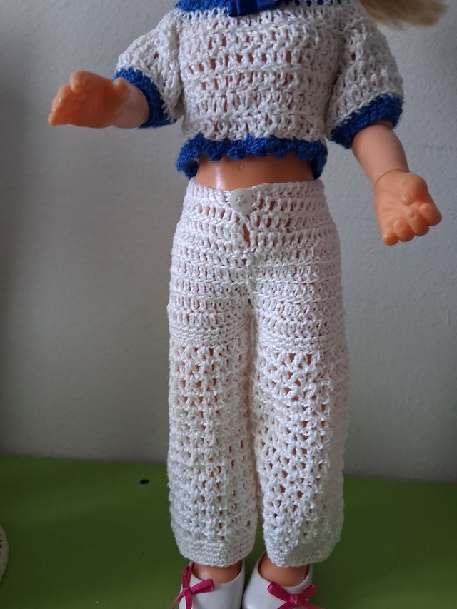 Abbigliamento all'uncinetto per la famosa bambola Nancy e accessori esclusivi.