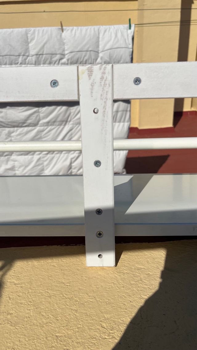 Estantería blanca con ganchos